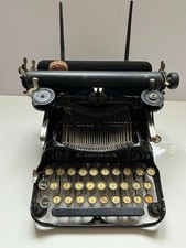 ANCIENNE MACHINE À ÉCRIRE