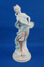 Sculpture Vestale porcelaine biscuit Autriche ou Allemagne Amphora Royal Dux