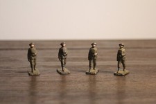 Lot de 4 petites figurines