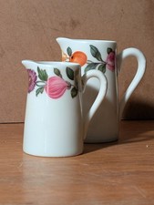 deux petits pot a lait /