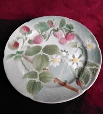 KG ST CLEMENT : Ancienne Assiette Barbotine Framboises/Fleurs Années 1930