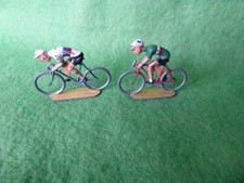 2 COUREURS CYCLISTES  DU TOUR DE FRANCE - ROGER 1950 METAL- N° 2 TBE