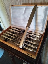 12 Couteaux de Table Décor Feuillages/Coquilles en Métal Argenté