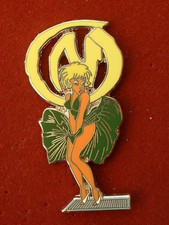 PIN'S NATACHA - FACON MARILYN MONROE - ROBE VERTE