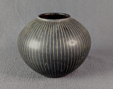 Vase Boule Céramique Noire et Stries grises, Monogramme non identifié, 1957