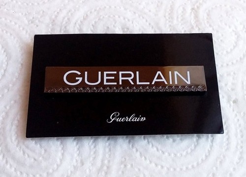 Rare superbe pin - pin's, guerlain