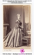 FEMME SECOND EMPIRE EN ROBE À