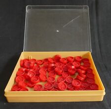 Boîte 89 jetons rouges loto vintage – jeu ancien, collection, déco rétro RF 5488