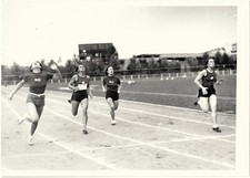 PHOTO PRESSE Ca 1937 Mlle TESTONI gagnante du 80 M  athlétisme France - Italie