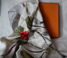 Foulard , carré Hermès ancien "Neige d'Antan, détails ", boite , 2001, houx ,gui
