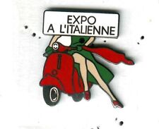 Pin's scooter Vespa Expo à l'italienne femme pin-up