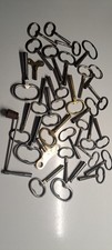 LOT DE 33 ANCIENNES CLES