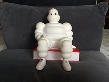 Michelin Tirelire Bibendum assis Sur Guide Rouge