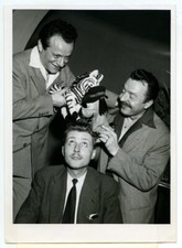 Dessin humoristique. Gus et Barberousse couronnent Jacques Devignes.