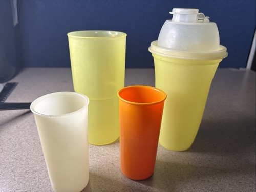 Lot tupperware cups - of,