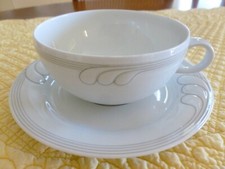  ENSEMBLE PORCELAINE LIMOGES TASSE A THE ET SA SOUCOUPE MARQUE LAFARGE
