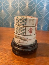 Boîte chinoise en porcelaine tube, décor montagnes et paysages, socle bois 10cm