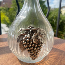 Carafe à vin vintage UNICOOP en verre avec décor de raisin en métal