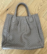 grand sac besace LE TANNEUR cuir beige porté épaule bandoulière A4