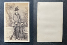 Jeune homme en tenue de chasseur, chapeau style tyrolien, fusil à la main, circa