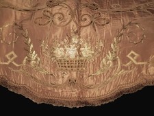 PAIRE LAMBREQUIN CANTONNIÈRE BRODÉ FILS DORÉS SOIE ? TISSUS ANCIENS A DATER