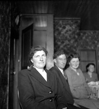 Portrait à table repas convives salle à manger  - ancien négatif photo an. 1950