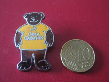 BROCHE BADGE EMAILLE " GARY GATWICK "  OURS