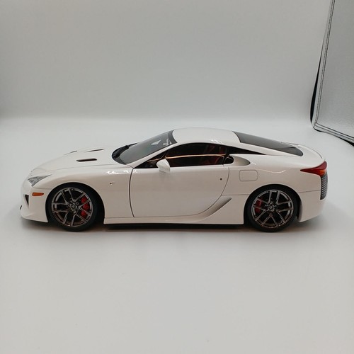 Autoart lexus lfa - 1/18,