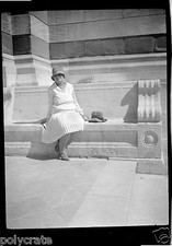 Portrait femme assise sur banc