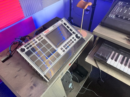 Akai mpc live with retro - mpc,