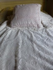 blanc lit une place ,jolie housse  couette +2taies façon dentelle ,madin franc e