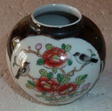 beau vase boule noir en porcelaine de canton à décor d'oiseaux sur un cerisier