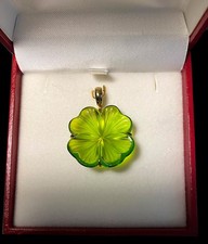 PENDENTIF TRÈFLE À 4 FEUILLES DE RENÉ LALIQUE CRISTAL ET PLAQUÉ OR DANS COFFRET