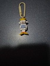 Porte-clés Lessive BONUX Figurine Mascotte BENOIT bonnet jaune attache  BLANCHE.
