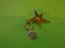 chanel noel 2025 pampille/charm comète et camélia en métal doré