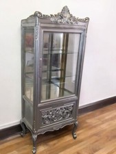 Une grande vitrine argenté