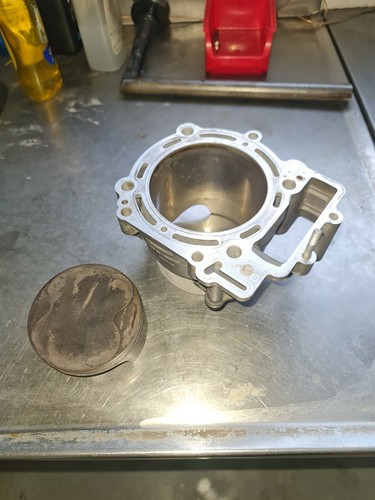Cylindre piston - +, (avant)