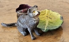 bronze de vienne - Chat à la feuille de salade et au baquet