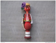 figurine en bois peinte à la main costume folklorique