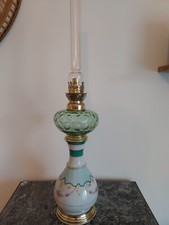 GRANDE LAMPE A PETROLE,PORCELAINE, LAITON,BEC ROND PARISIEN,TUBE EN VERRE COLORÉ