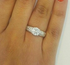 Bague de fiançailles blanche