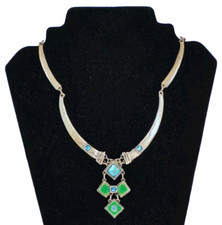 Très beau COLLIER VINTAGE signé ENTRE GUILLEMETS plaqué argent émaillé bleu vert