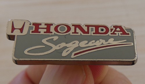 Pin voiture honda garage - pin's,