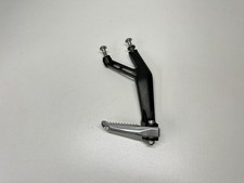 PLATINE REPOSE PIED PASSAGER DROITE YAMAHA YZF-R1 2015-2024