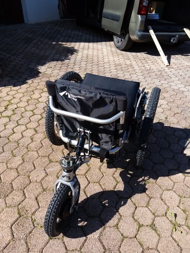 Fauteuil roulant tout - roulant, terrain