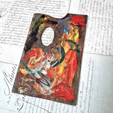 Palette de peintre ancienne avec couleurs figées