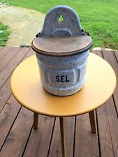 Boîte à sel, émaille, murale.