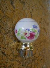 1 Boule d'escalier en porcelaine blanche et fines fleurs