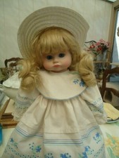 POUPEE EN PORCELAINE MUNDIA BOUDEUSE DE 38 CM