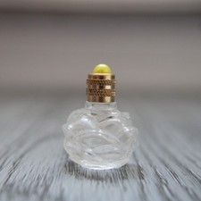 Miniature de parfum vide, bouteille en verre de forme rose, couleur jaune